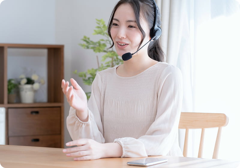 オンライン対応している女性の様子