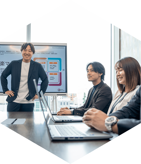 みんなで会議をしている様子